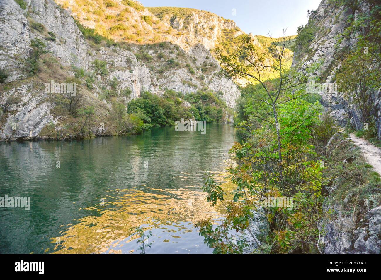 Ein beliebter Ort in der Nähe von Mazedoniens Hauptstadt, nehmen Besucher Bootsfahrten und mieten Kanus, um entlang des Treska Flusses und ruhigen Gewässern des Mannes verrückt treiben Stockfoto