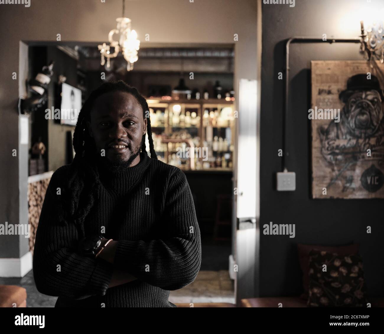 Foto von Costa Chishimba Chibwe, afrikanischer Besitzer eines beliebten Restaurants in Kapstadt, Südafrika. Stockfoto