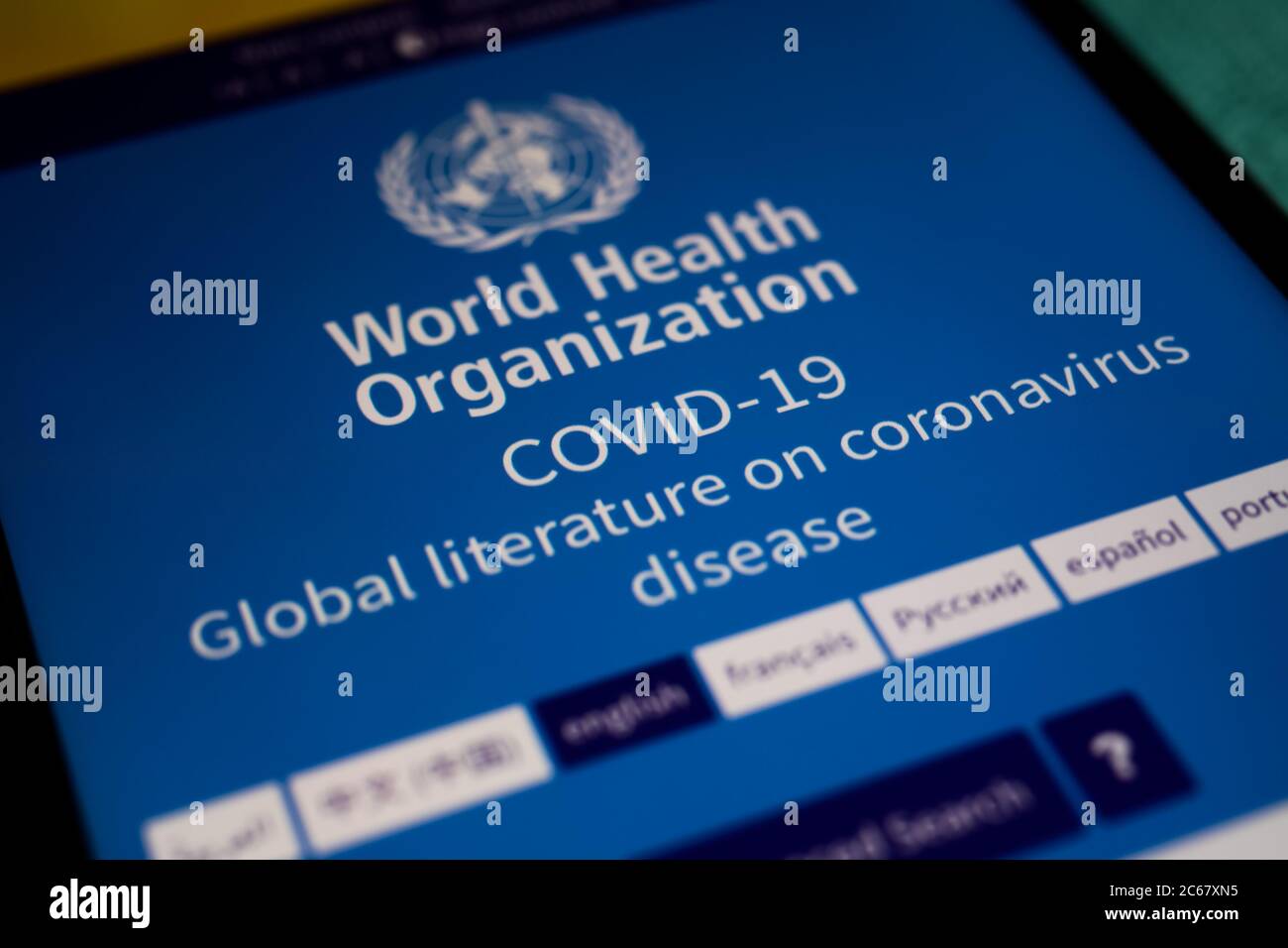 Viersen, Deutschland - 7. Juli. 2020: Nahaufnahme des Handybildschirms mit App der Weltgesundheitsorganisation über Corona-Virus-Literatur (Schwerpunkt covid-19 Stockfoto