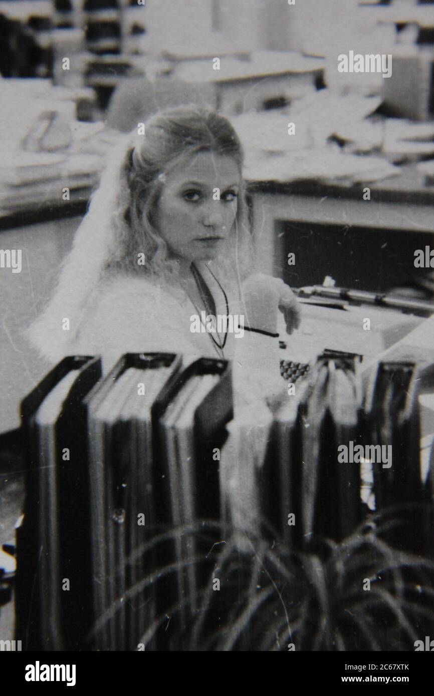 Feine 70er Jahre Vintage schwarz-weiß Lifestyle Fotografie eines Büroangestellten arbeitet einen Schreibtisch Job. Stockfoto