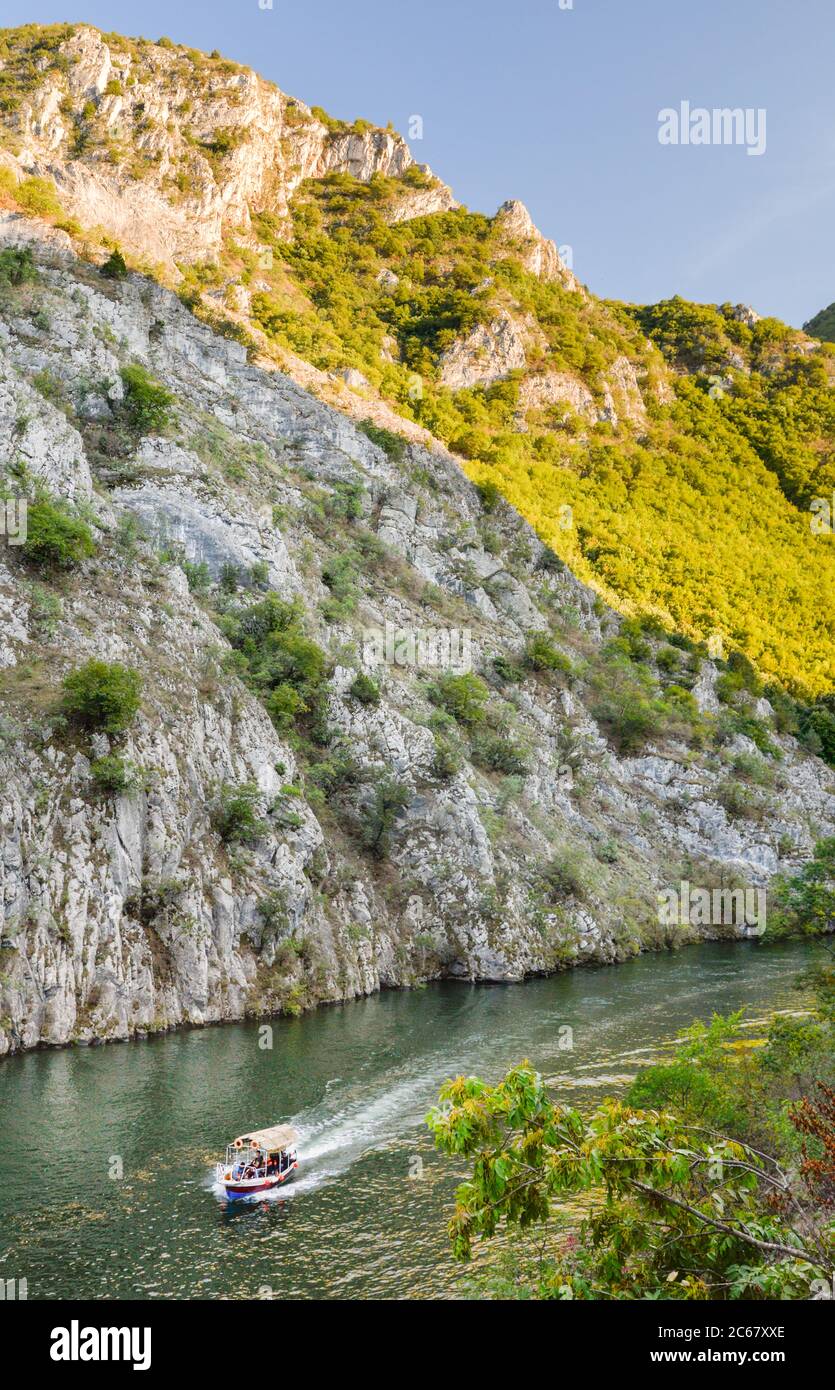 Am Matka Canyon, in der Nähe von Skopje, nehmen Besucher an Bootsfahrten Teil, die entlang des Treska Flusses und des Matka Sees fahren. Stockfoto