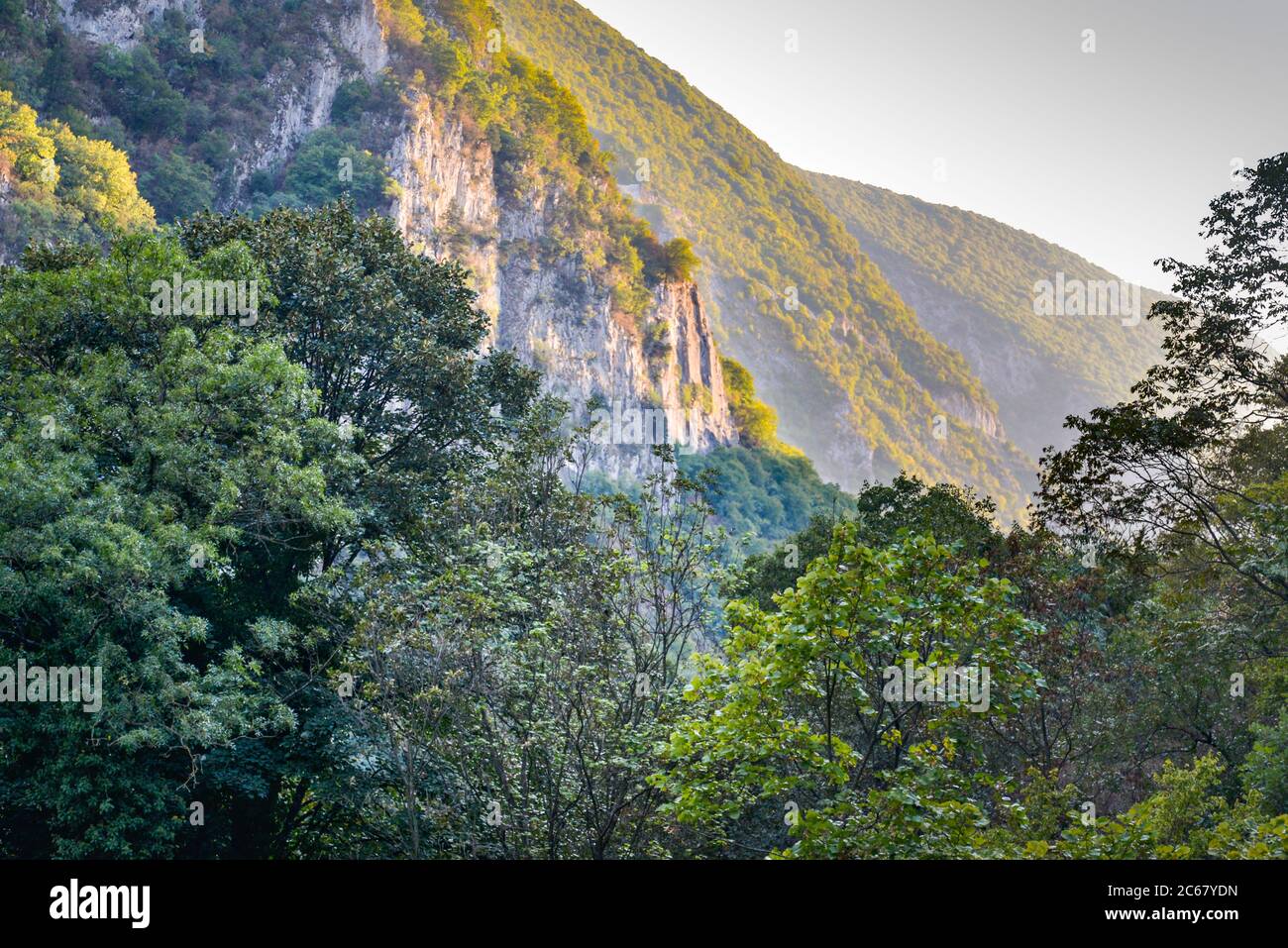 Die wunderschöne Landschaft, wenn man entlang geht oder Kanus mietet, um entlang der Schlucht, Fluss und Wasser des Matka Sees zu driften. Stockfoto