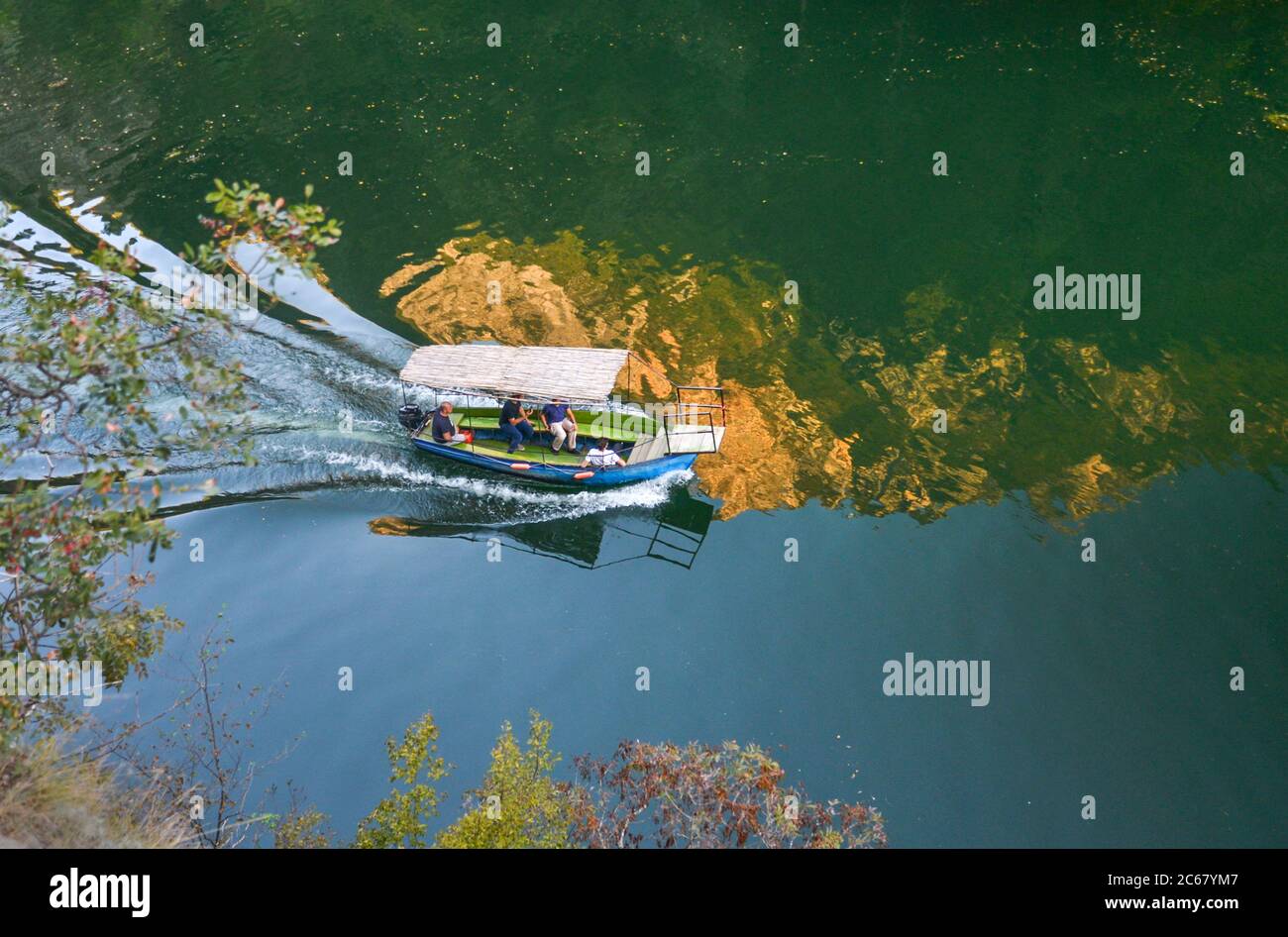 Am Matka Canyon, in der Nähe von Skopje, nehmen Besucher an Bootsfahrten Teil, die entlang des Treska Flusses und des Matka Sees fahren. Stockfoto