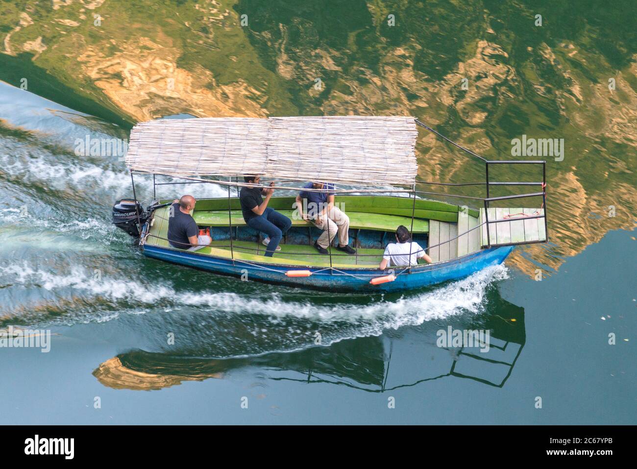 Am Matka Canyon, in der Nähe von Skopje, nehmen Besucher an Bootsfahrten Teil, die entlang des Treska Flusses und des Matka Sees fahren. Stockfoto