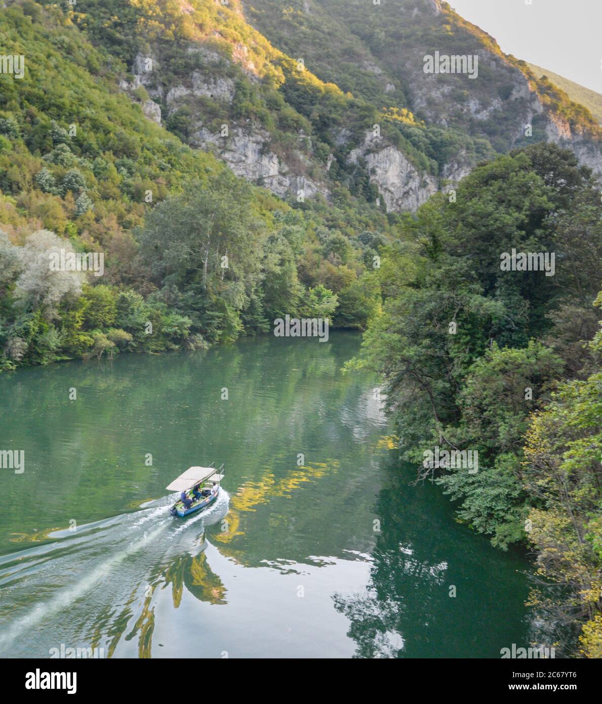 Am Matka Canyon, in der Nähe von Skopje, nehmen Besucher an Bootsfahrten Teil, die entlang des Treska Flusses und des Matka Sees fahren. Stockfoto