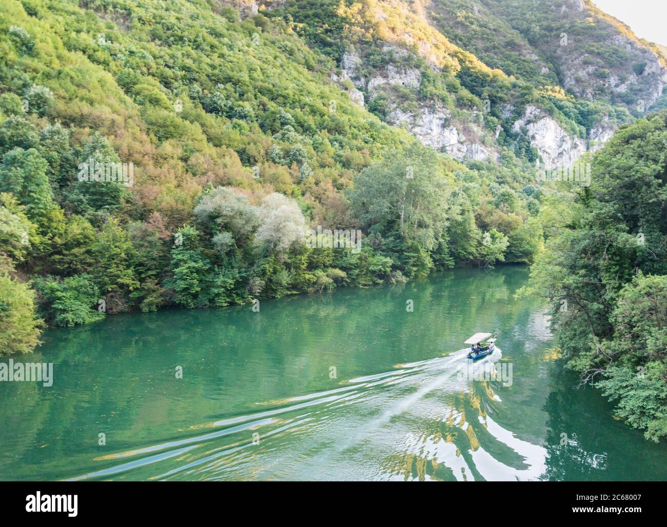 Am Matka Canyon, in der Nähe von Skopje, nehmen Besucher an Bootsfahrten Teil, die entlang des Treska Flusses und des Matka Sees fahren. Stockfoto