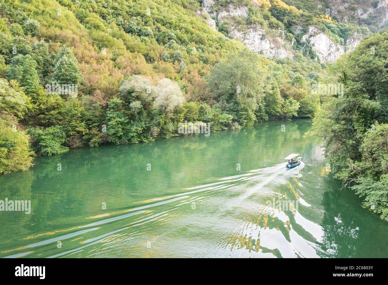 Am Matka Canyon, in der Nähe von Skopje, nehmen Besucher an Bootsfahrten Teil, die entlang des Treska Flusses und des Matka Sees fahren. Stockfoto