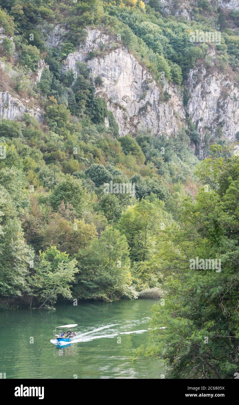 Am Matka Canyon, in der Nähe von Skopje, nehmen Besucher an Bootsfahrten Teil, die entlang des Treska Flusses und des Matka Sees fahren. Stockfoto