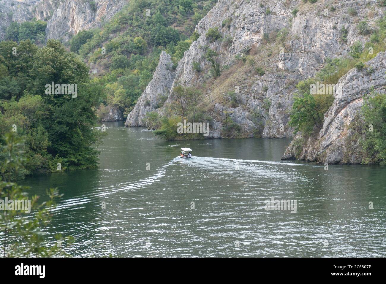 Am Matka Canyon, in der Nähe von Skopje, nehmen Besucher an Bootsfahrten Teil, die entlang des Treska Flusses und des Matka Sees fahren. Stockfoto