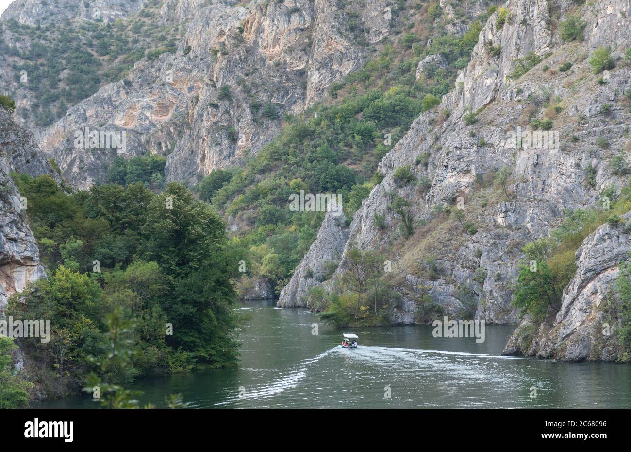 Am Matka Canyon, in der Nähe von Skopje, nehmen Besucher an Bootsfahrten Teil, die entlang des Treska Flusses und des Matka Sees fahren. Stockfoto