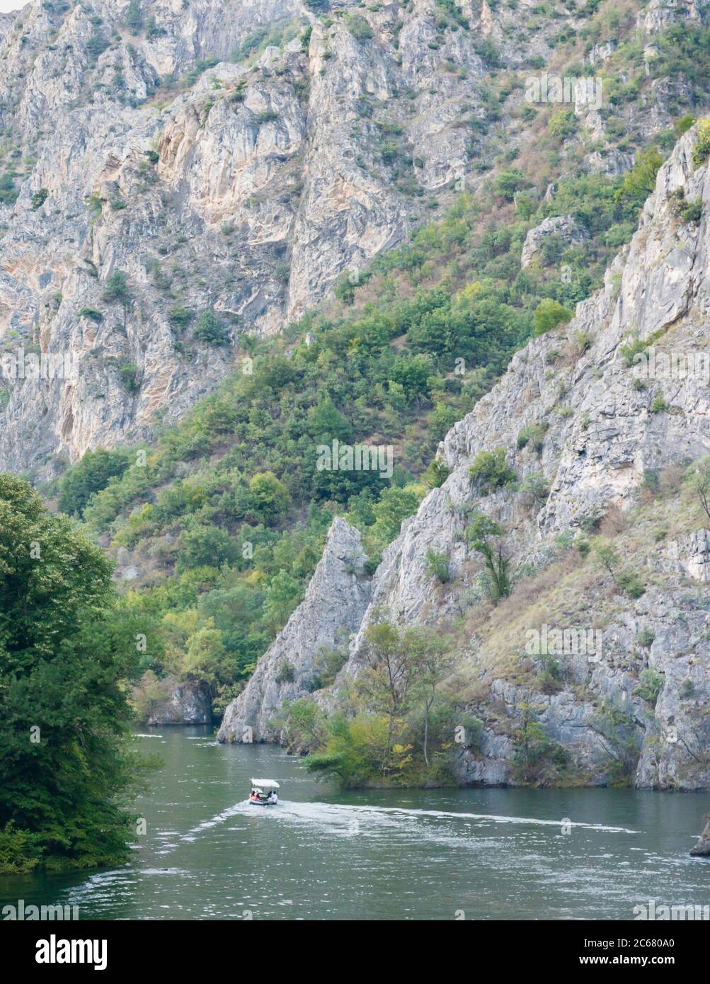 Am Matka Canyon, in der Nähe von Skopje, nehmen Besucher an Bootsfahrten Teil, die entlang des Treska Flusses und des Matka Sees fahren. Stockfoto