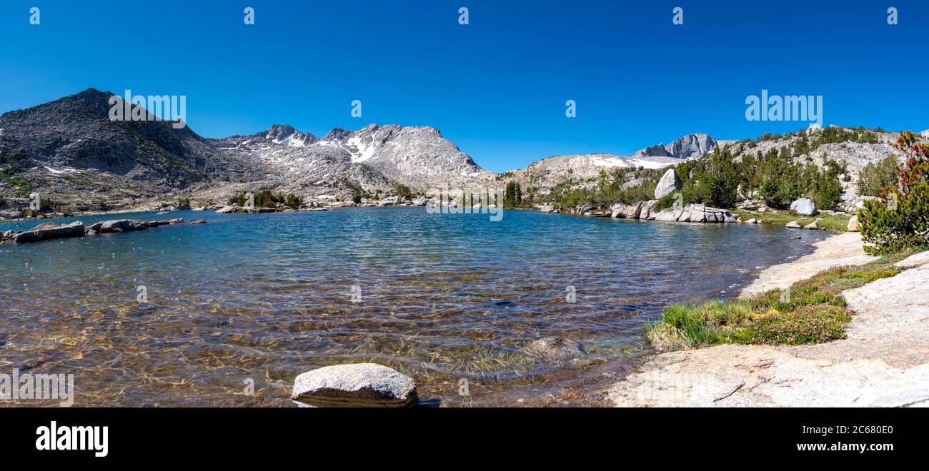 Blick auf den John Muir Trail am Marie Lake mit Selden Pass im Hintergrund, John Muir Wildnis, Sierra National Forest, Sierra Nevada Berge, Kalifornien, USA Stockfoto