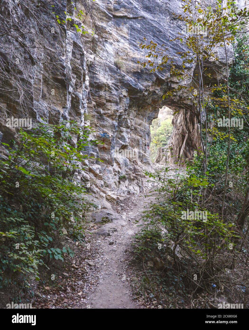 Ein Loch in der Bergseite als felsiger Weg windet sich entlang der Schlucht, die neben dem Fluss Treska entlang der steilen Felswände und Ruhe Stockfoto