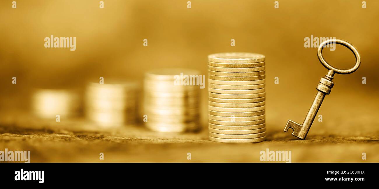 Goldgeld Münzen und Schlüssel, Coronavirus finanziellen Stimulus, Hilfspaket, Lösungssymbol, Hilfe-Konzept, Banner. Stockfoto