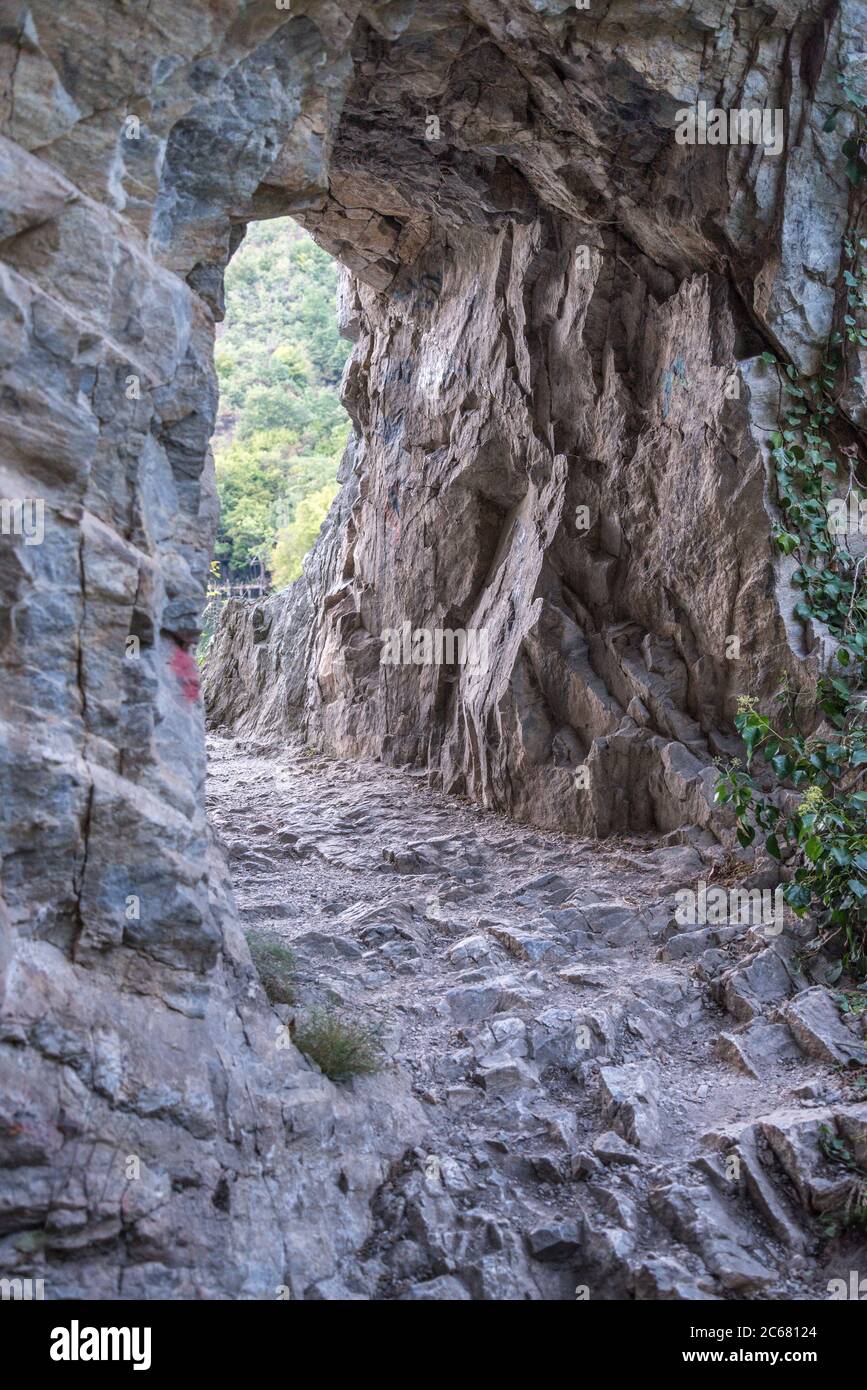 Ein Loch in der Bergseite als felsiger Weg windet sich entlang der Schlucht, die neben dem Fluss Treska entlang der steilen Felswände und Ruhe Stockfoto