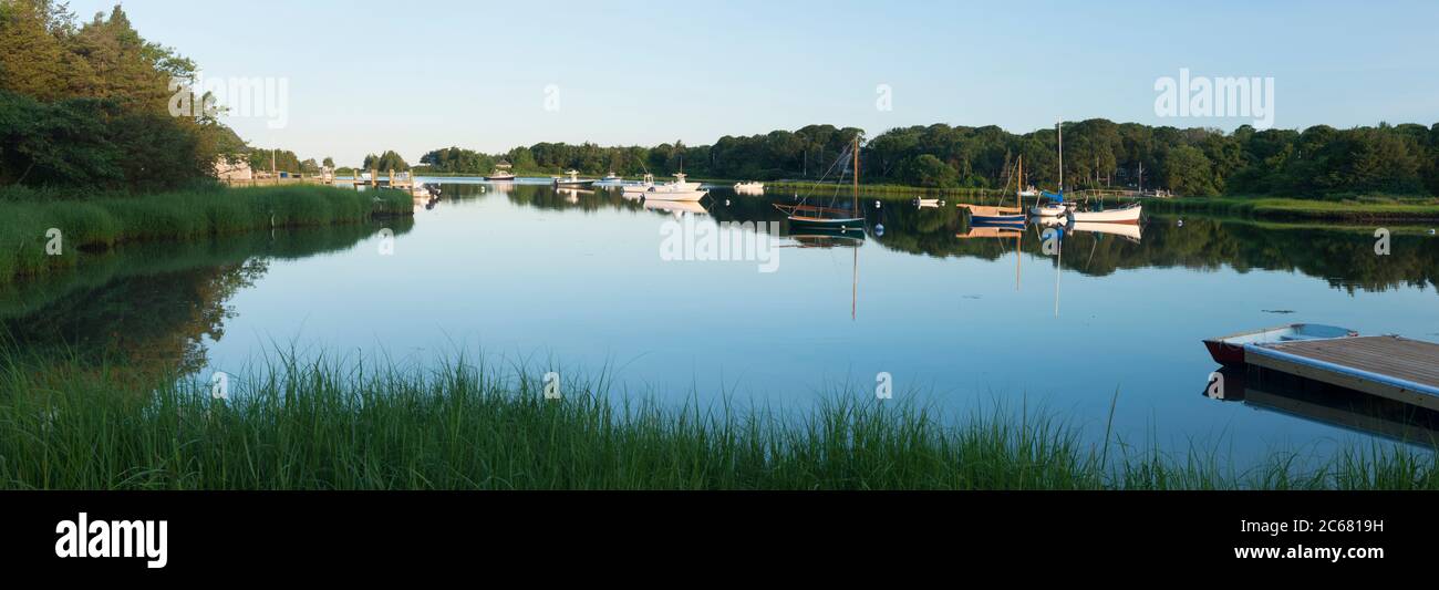 Boote, die in Snug Harbor bei Sonnenaufgang, West Falmouth, Massachusetts, USA, festgemacht sind Stockfoto