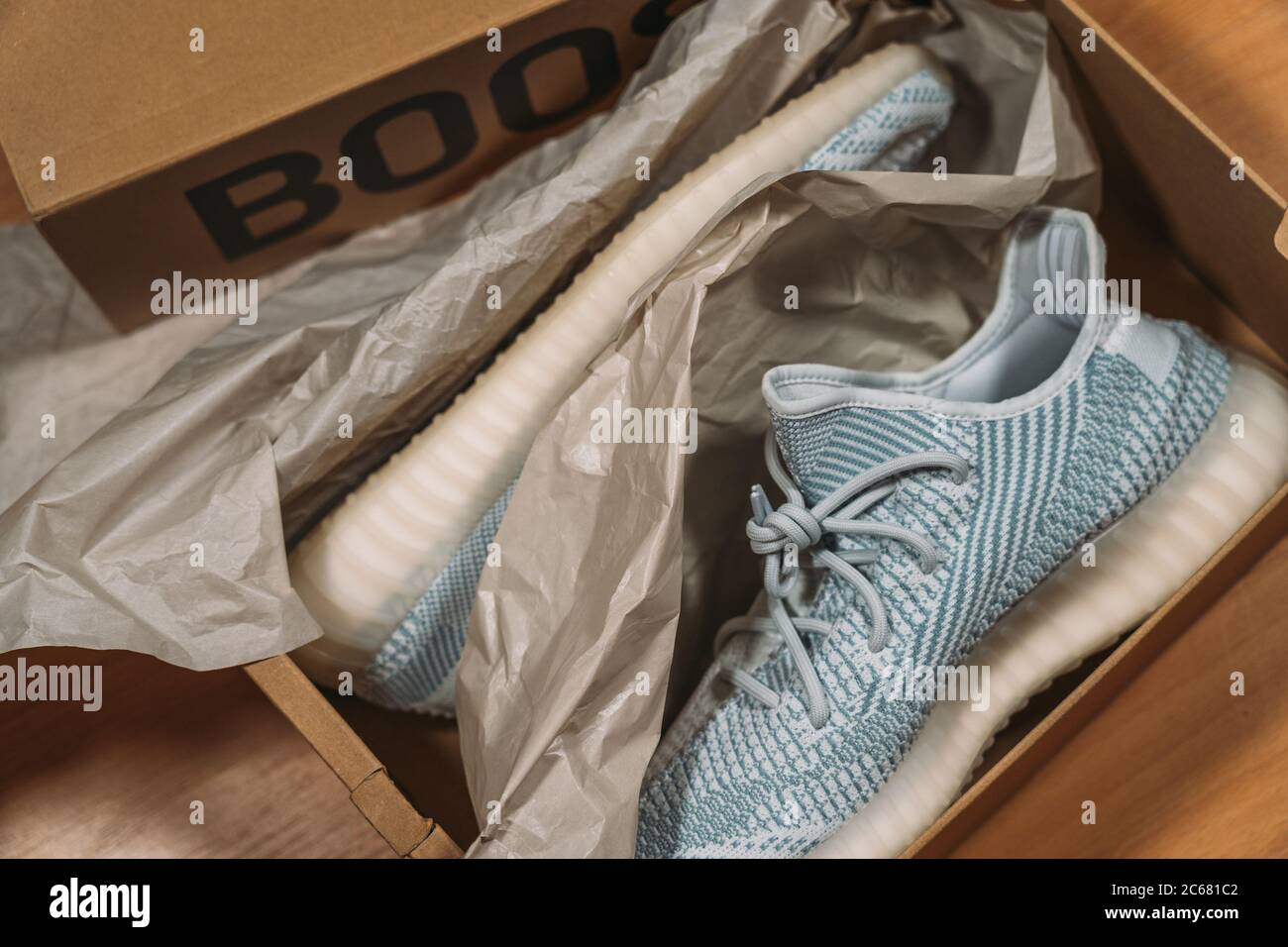 Moskau, Russland - Juni 2020 : Adidas Yeezy Boost 350 V2 - berühmte Limited Collection Fashion Sneakers von Kanye West und Adidas Collaboration. Stockfoto