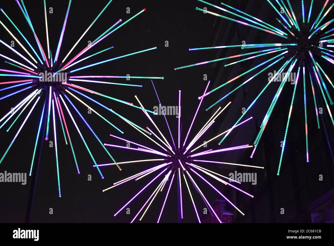 Leichte Kunstwerke in einem Burst-Muster mit schwarzem Hintergrund beim Toronto Light Festival im Historic Distillery District während einer Winternacht. Stockfoto Leichte Kunstwerke in einem Burst-Muster mit schwarzem Hintergrund beim Toronto Light Festival im Historic Distillery District während einer Winternacht. Stockfoto