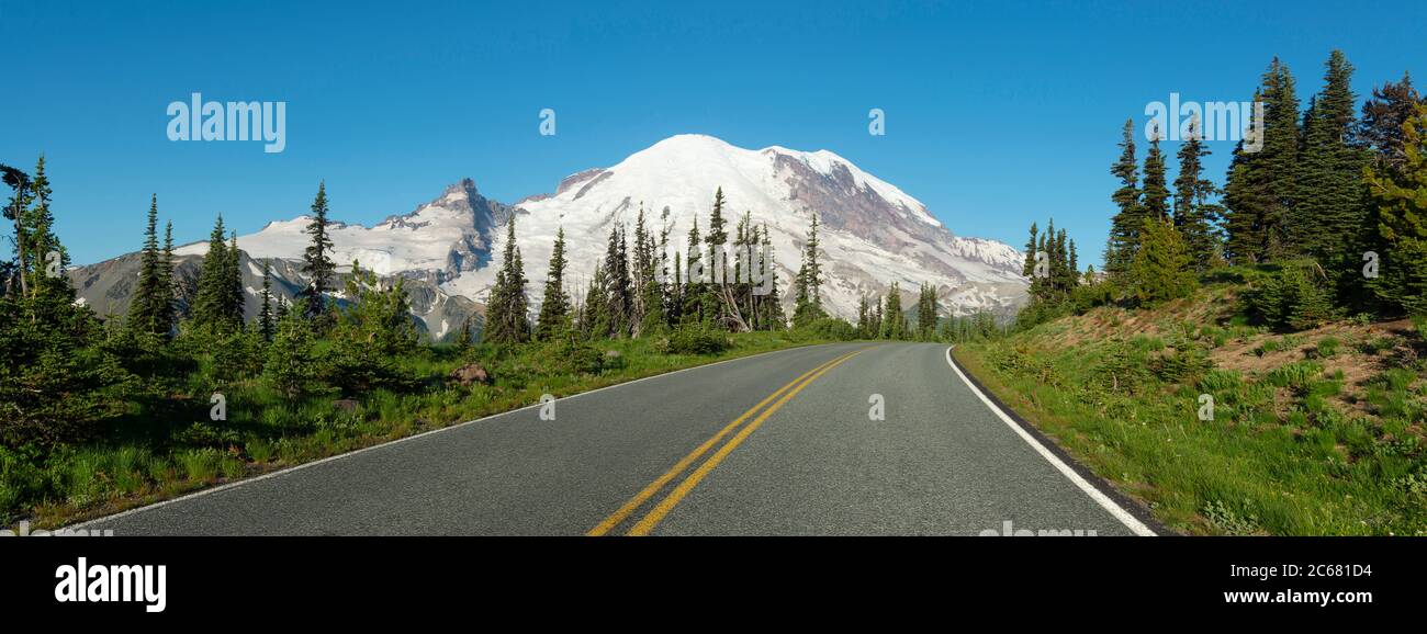 Leerer Highway vor dem schneebedeckten Mount Rainier, Washington, USA Stockfoto