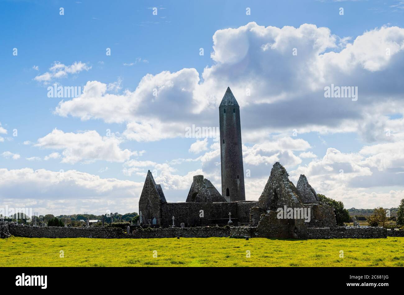 Ansicht von Monastery Kilmacduagh, Gort, Galway, Irland Stockfoto