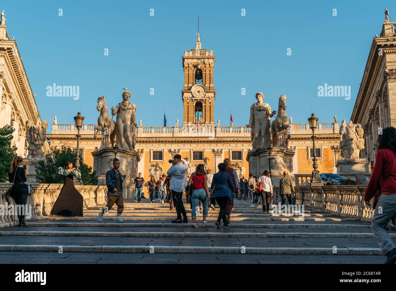 Rom, Italien - Oktober 2019: Treppe von Michelangelo entworfen, die zur Piazza del Campidoglio im Zentrum von Rom führt. Stockfoto