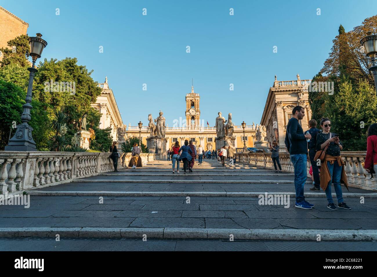 Rom, Italien - Oktober 2019: Treppe von Michelangelo entworfen, die zur Piazza del Campidoglio im Zentrum von Rom führt. Stockfoto