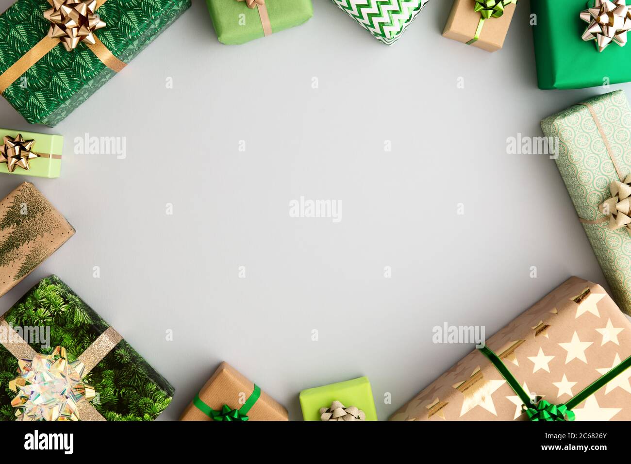 Eingewickelte Weihnachtsgeschenke bilden eine Grenze Stockfoto