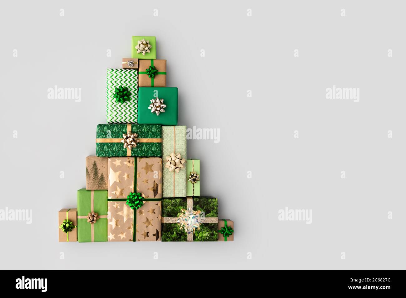 Weihnachtsgeschenkschachteln in Form eines Weihnachtsbaums, von oben aus Stockfoto