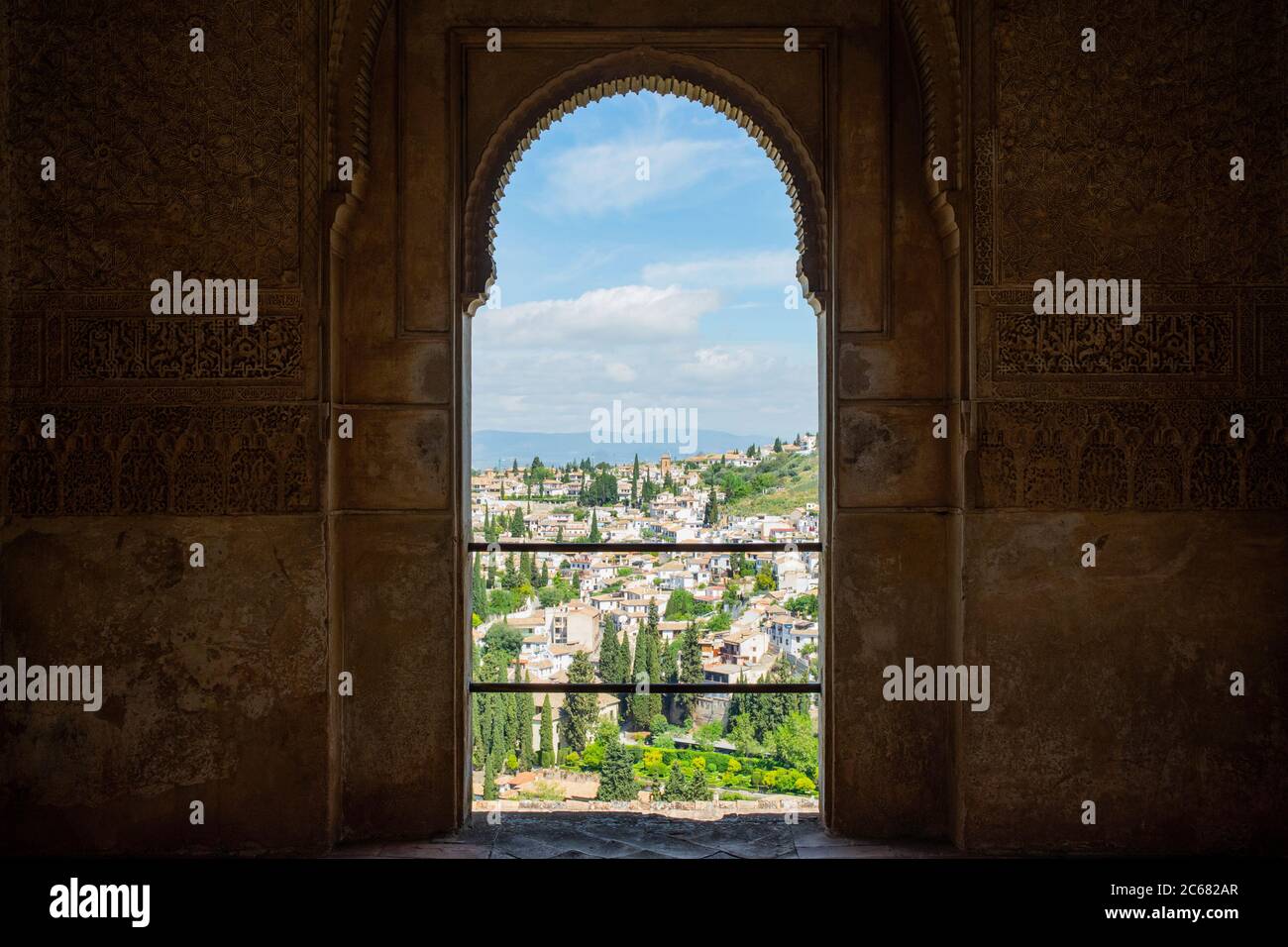 Blick auf Albaicín durch einen kunstvollen Torweg - Granada, Spanien Stockfoto