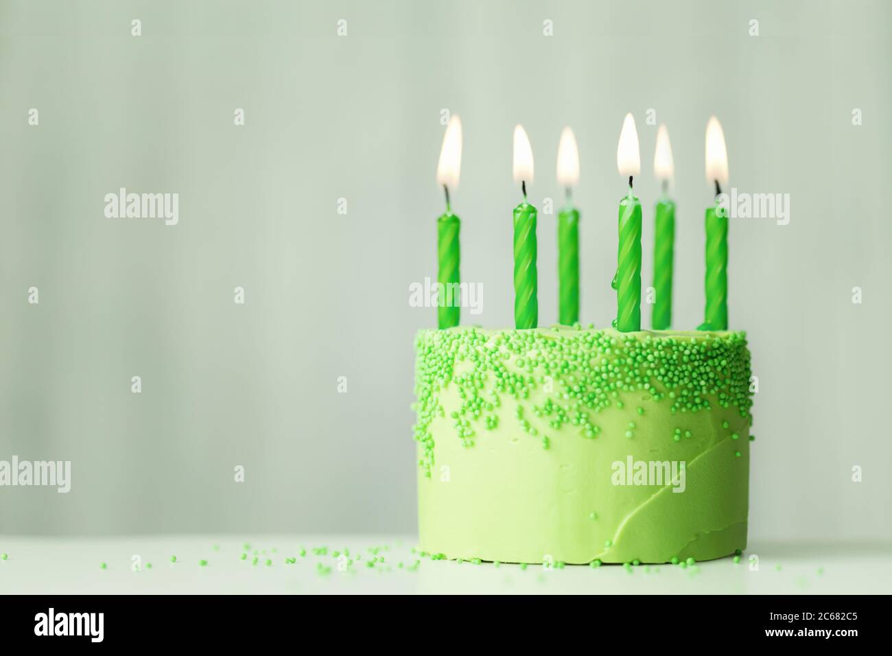 Grüner Geburtstagskuchen mit grünen Kerzen Stockfoto