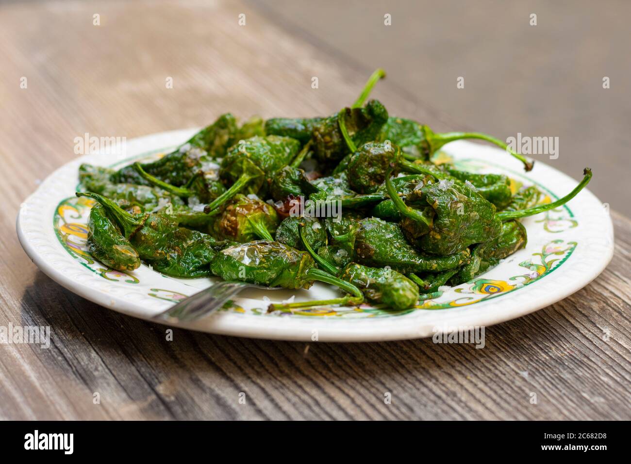 Tapa von Pimientos de Padron (Fried Green Peppers) - Granada, Spanien Stockfoto