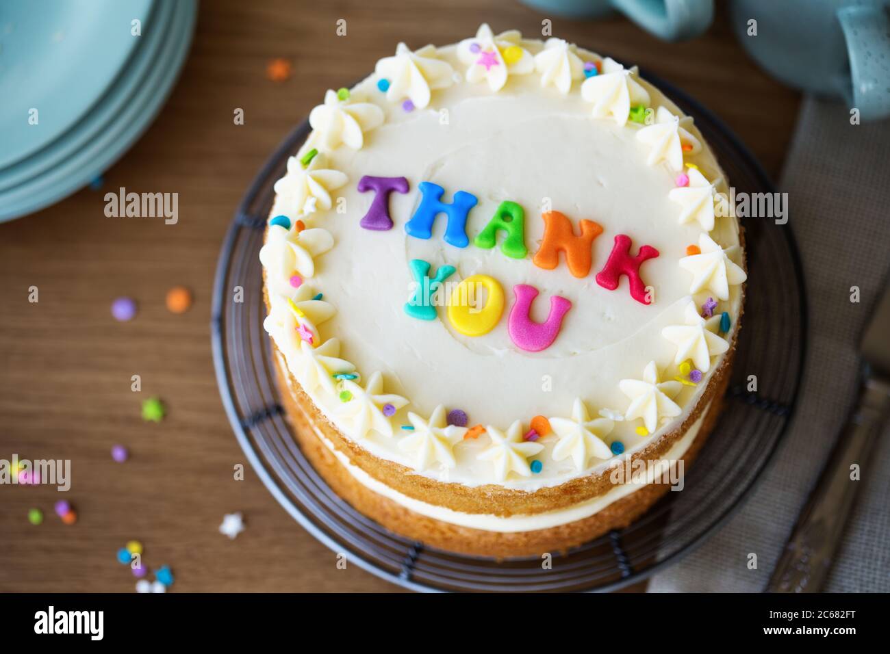 Kuchen mit bunten Regenbogen Buchstaben Rechtschreibung danke Stockfoto