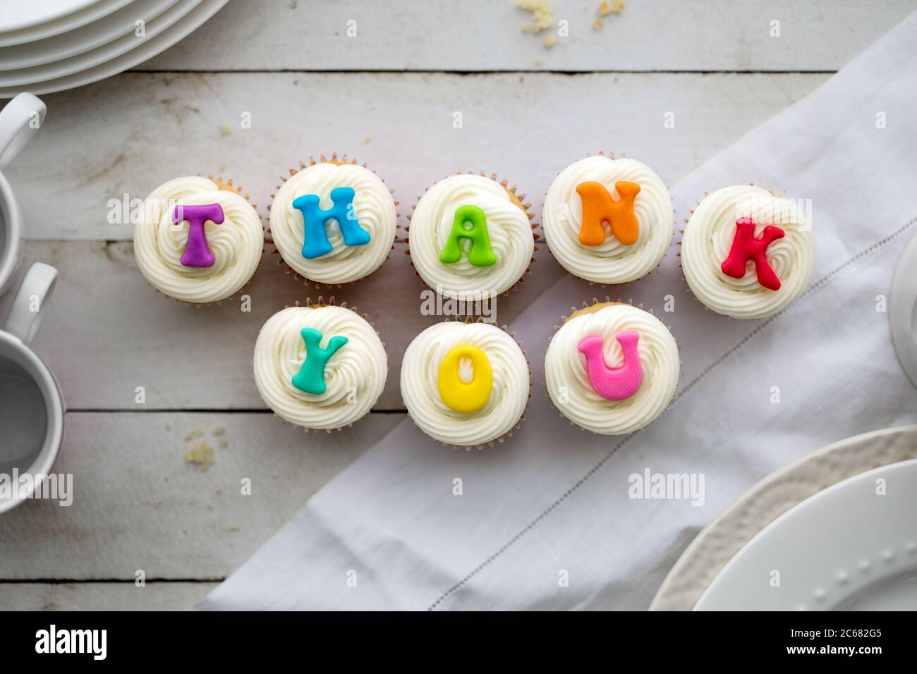 Cupcakes mit danke in Regenbogenfarben geschrieben Stockfoto