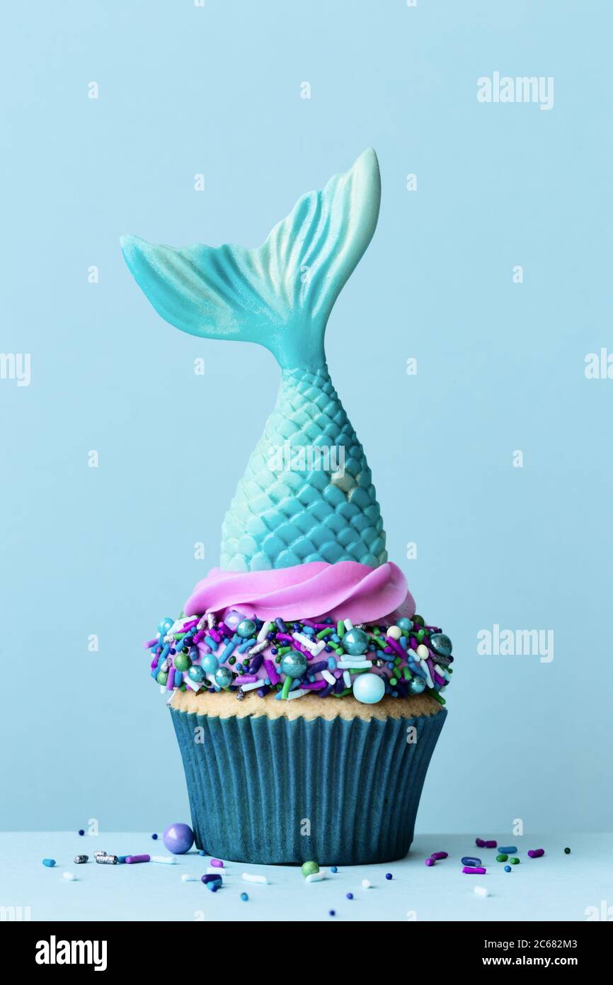 Mermaid Schwanz Cupcake mit bunten Streuseln Stockfoto