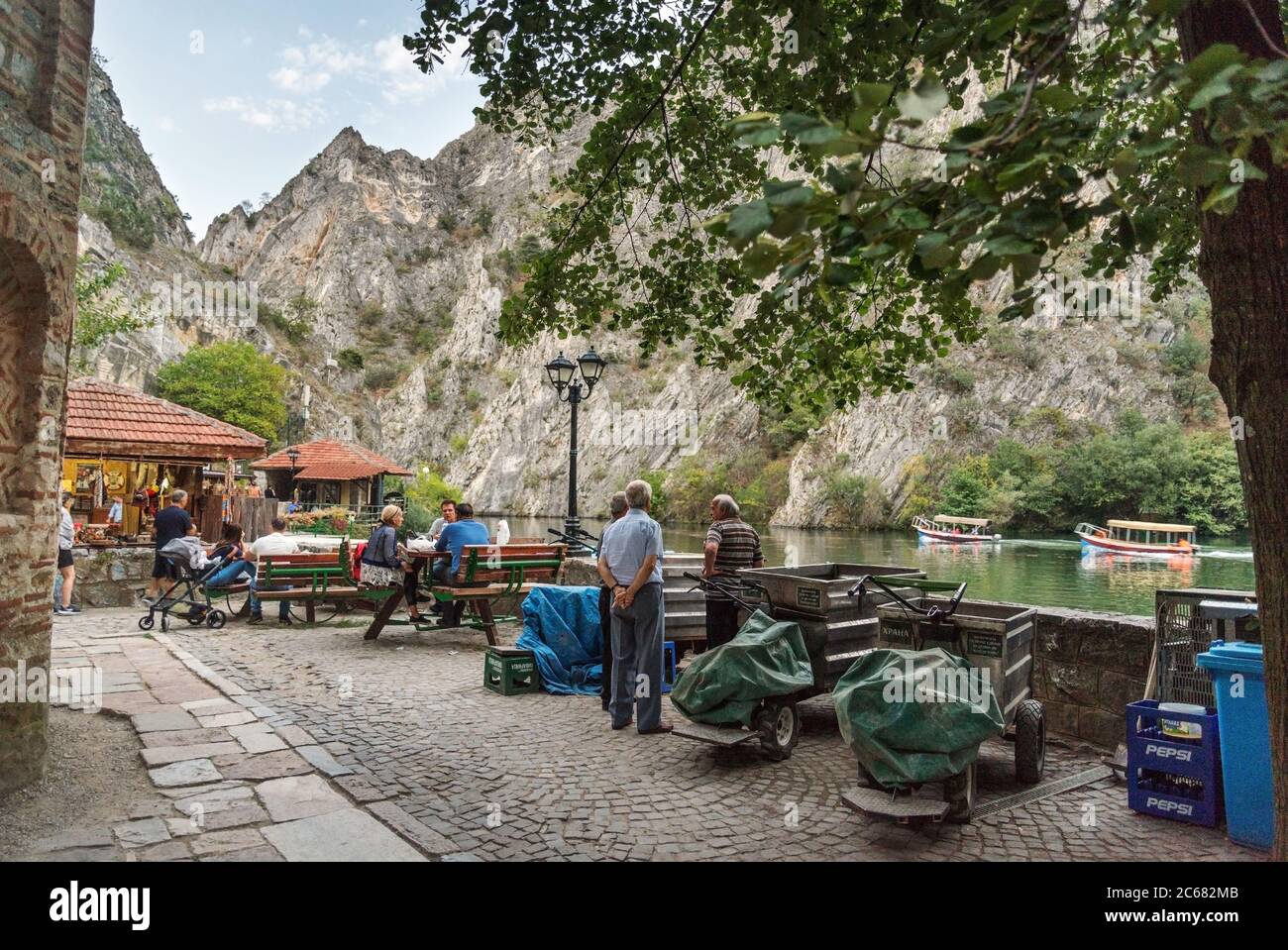 Am Matka Canyon, in der Nähe von Skopje, beginnen sich die Menschen am frühen Abend zu einem Essen oder Getränk neben dem ruhigen Wasser des Matka Sees zu versammeln. Stockfoto