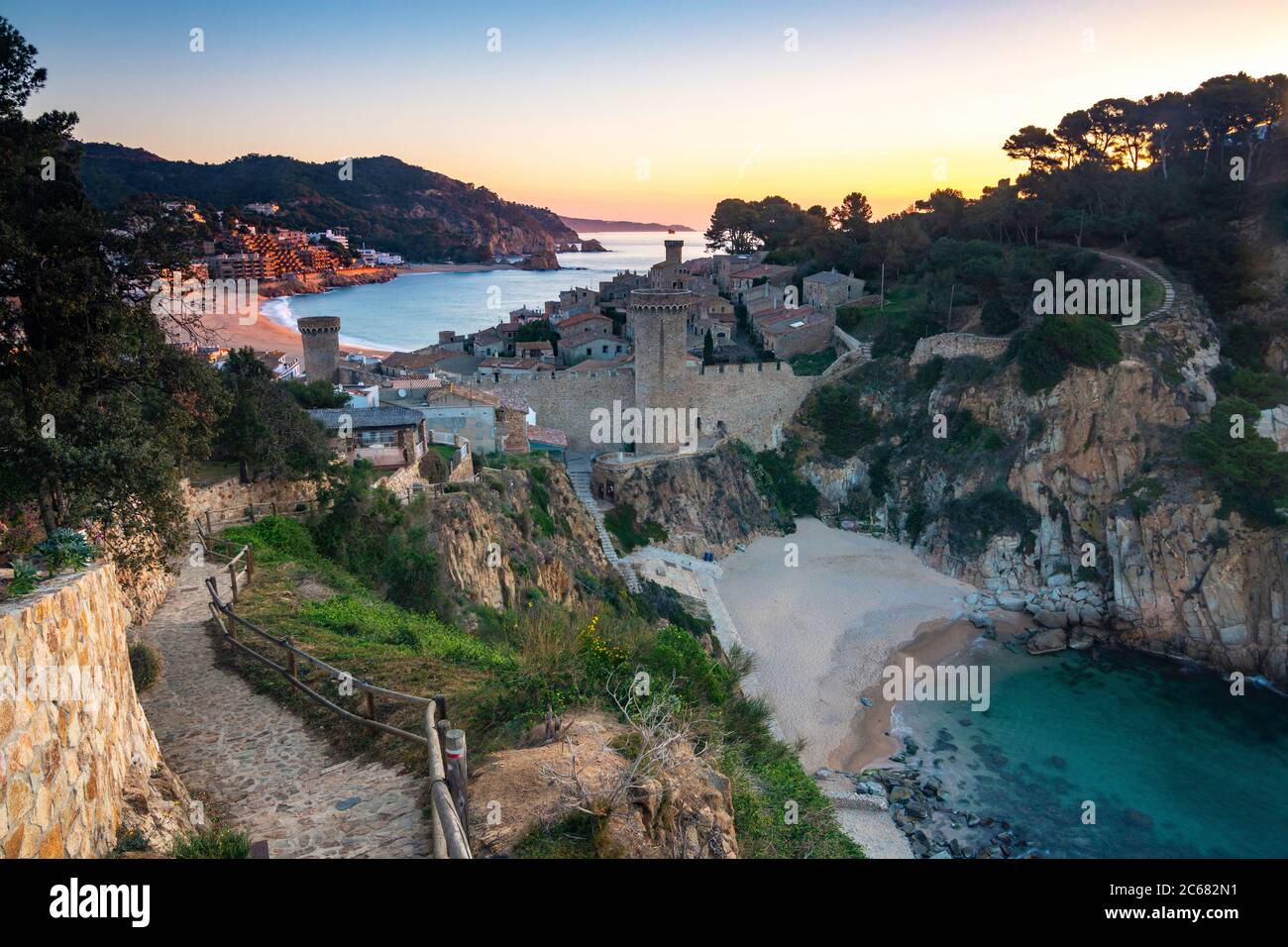 Sonnenaufgang über der historischen Stadt - Tossa de Mar, Spanien Stockfoto