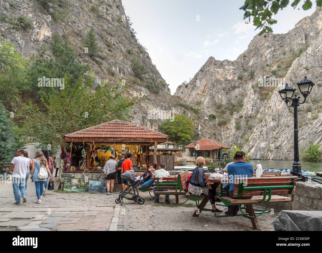 Am Matka Canyon, in der Nähe von Skopje, beginnen sich die Menschen am frühen Abend zu einem Essen oder Getränk neben dem ruhigen Wasser des Matka Sees zu versammeln. Stockfoto