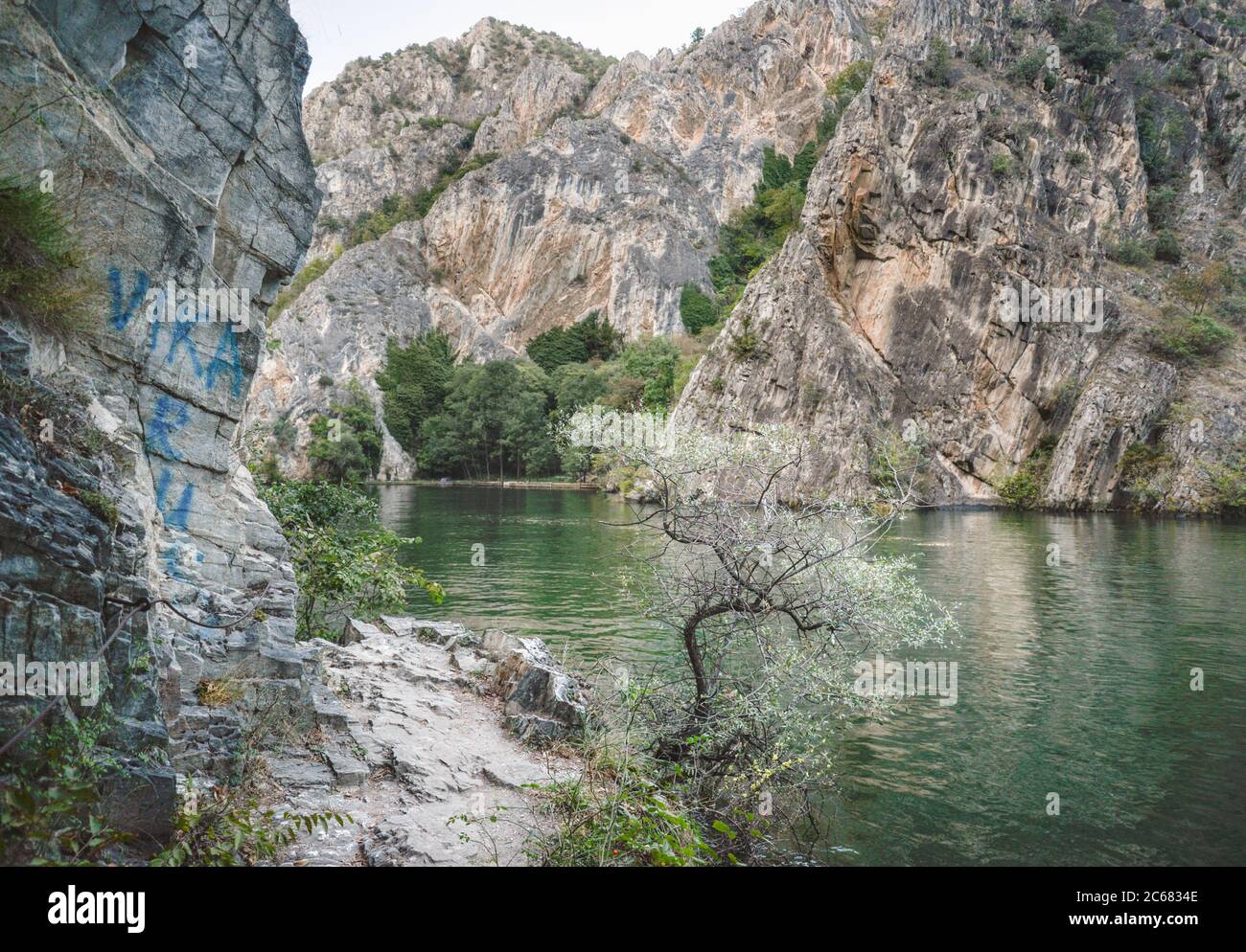 Ein Loch in der Bergseite als felsiger Weg windet sich entlang der Schlucht, die neben dem Fluss Treska entlang der steilen Felswände und Ruhe Stockfoto