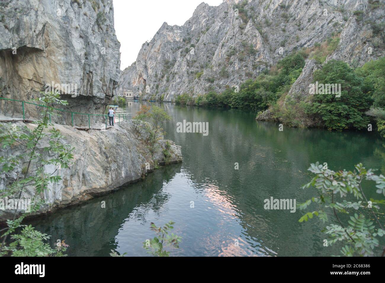 Ein Loch in der Bergseite als felsiger Weg windet sich entlang der Schlucht, die neben dem Fluss Treska entlang der steilen Felswände und Ruhe Stockfoto