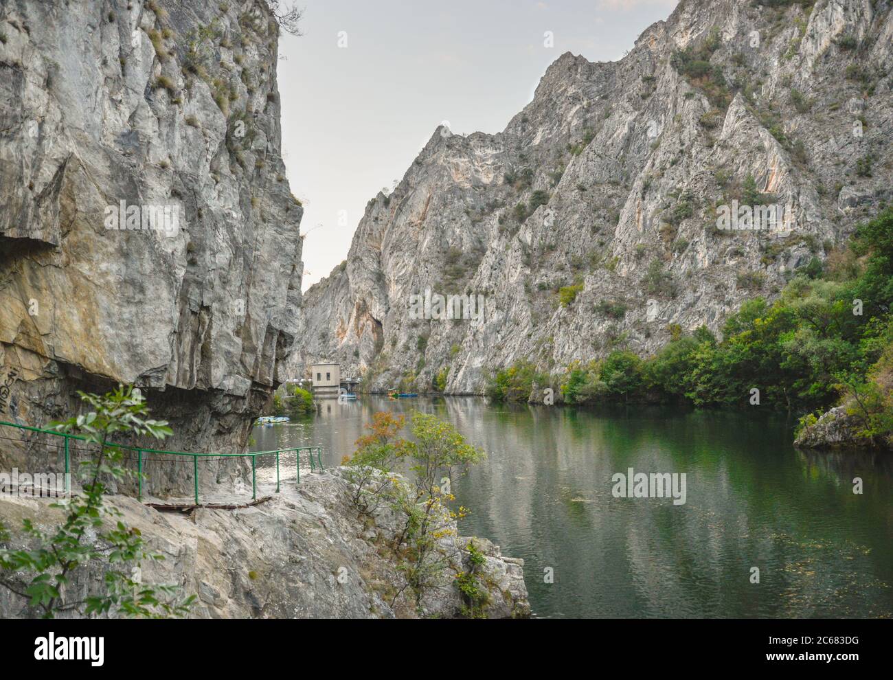 Ein Loch in der Bergseite als felsiger Weg windet sich entlang der Schlucht, die neben dem Fluss Treska entlang der steilen Felswände und Ruhe Stockfoto