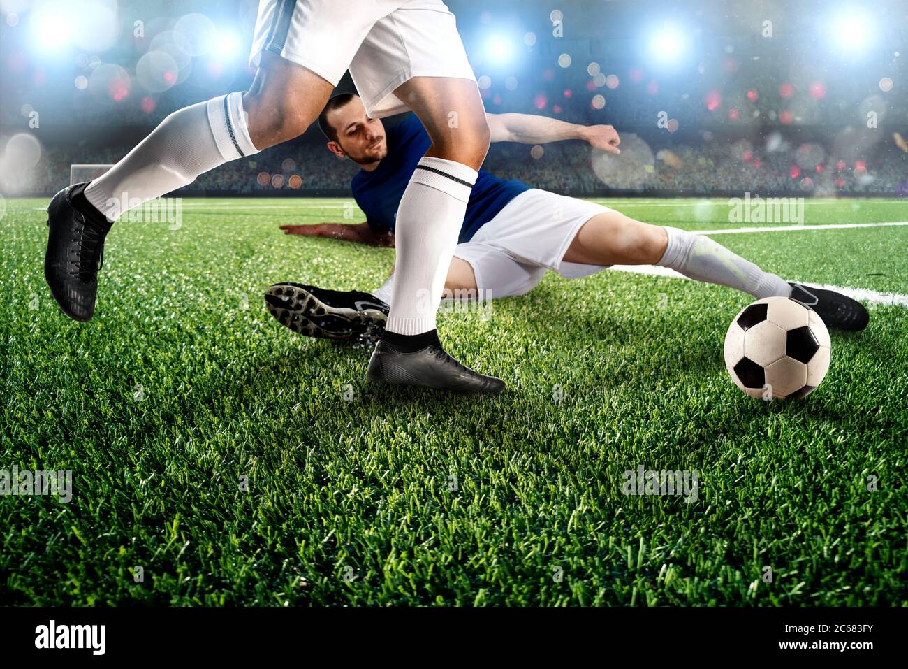 Fußball-Szene mit konkurrierenden Fußball Spieler im Stadion Stockfoto