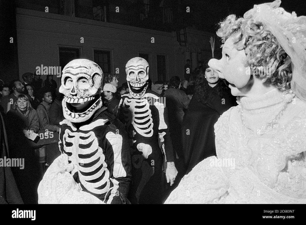 Skelette bei der Greenwich Village Halloween Parade, New York City, USA in den 1980er Jahren mit Black & White Film bei Nacht fotografiert. Stockfoto