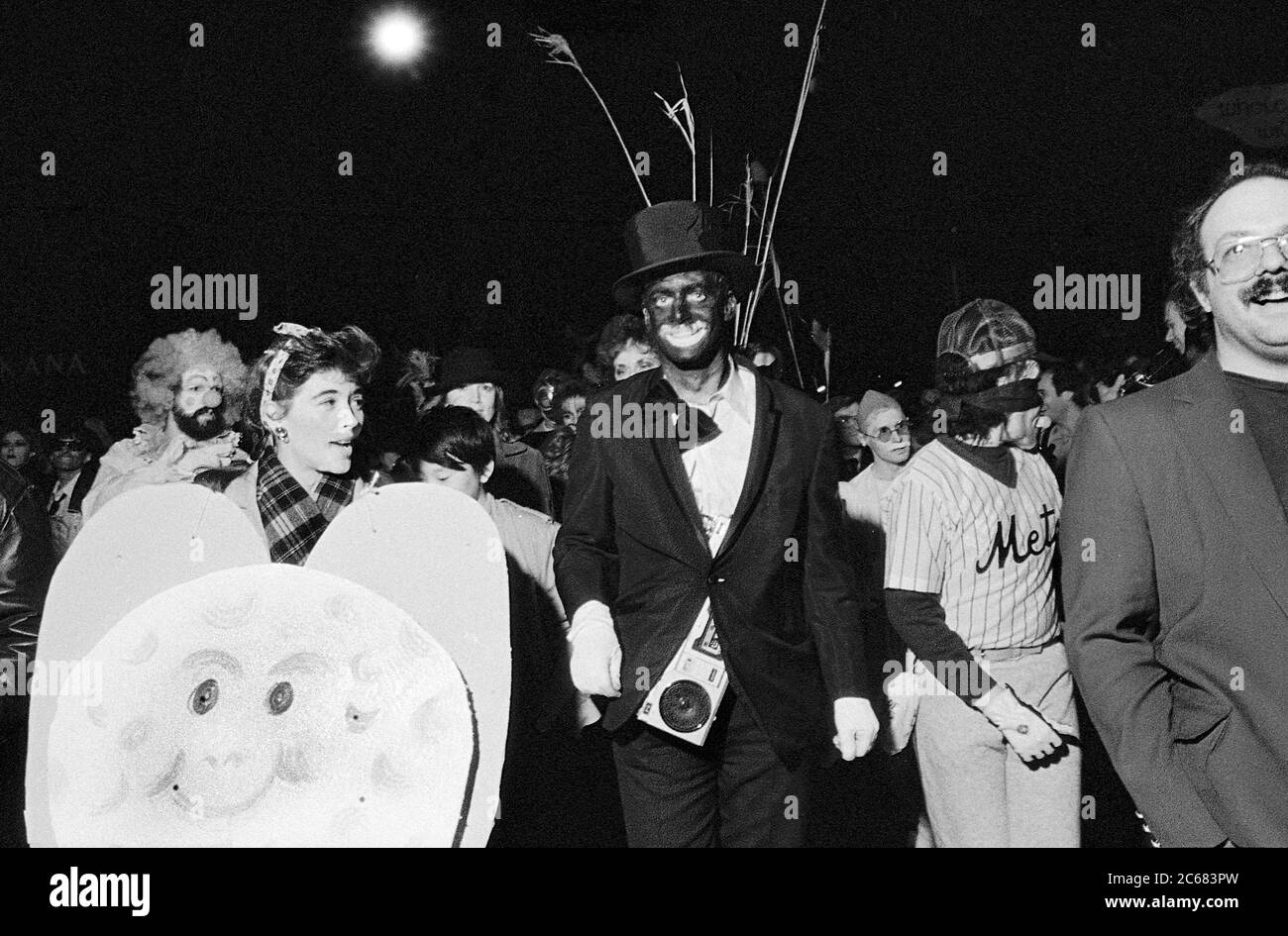 Teilnehmer der Greenwich Village Halloween Parade, New York City, USA in den 1980er Jahren mit Black & White Film bei Nacht fotografiert. Stockfoto