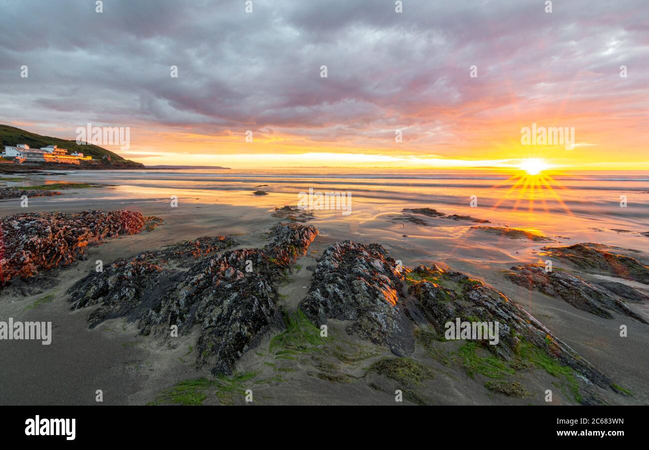 Stürmischer Sonnenuntergang am Strand - Westward Ho!, Devon, England Stockfoto