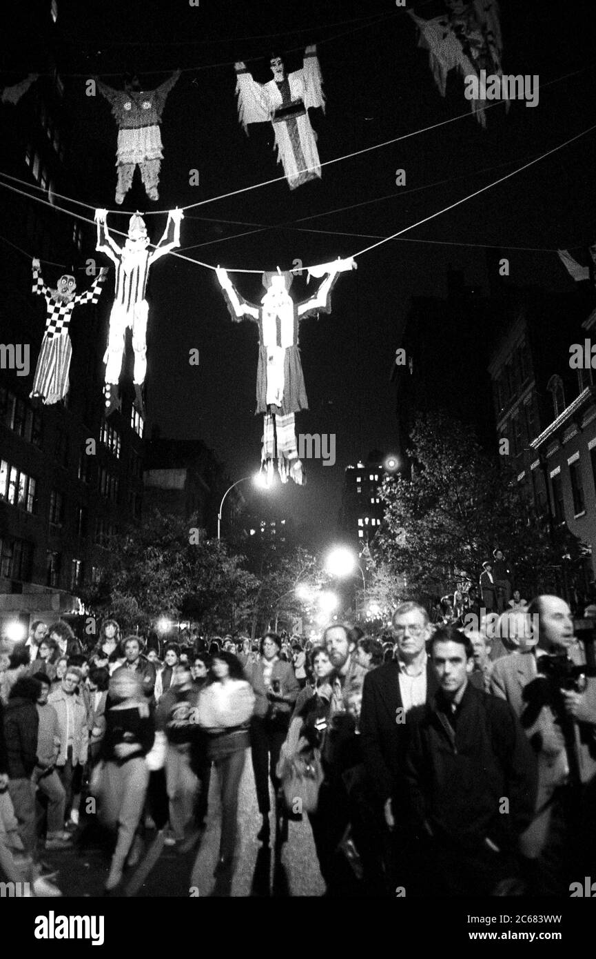Puppen und Menschen bei der Greenwich Village Halloween Parade, New York City, USA in den 1980er Jahren mit Black & White Film bei Nacht fotografiert. Stockfoto