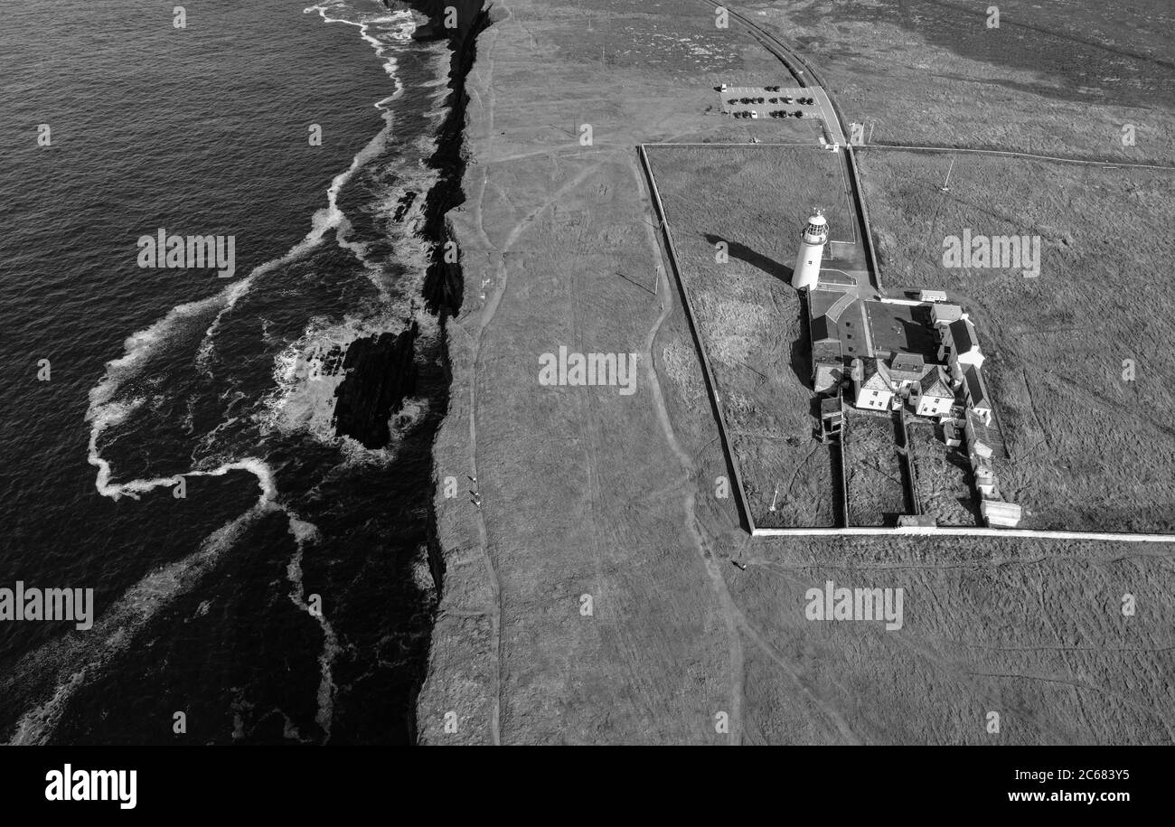 Luftaufnahme der Küste und des Loop Head Lighthouse, Kilkee, County Clare, Irland Stockfoto