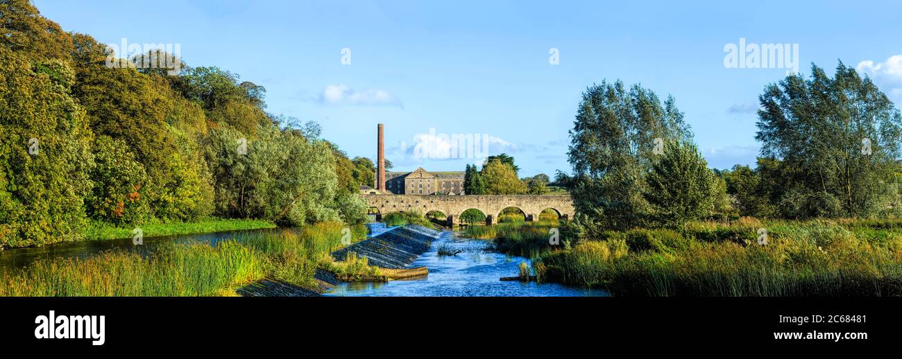 Boyne River mit Slane Bridge und Old Mill, Slane, County Meath, Irland Stockfoto