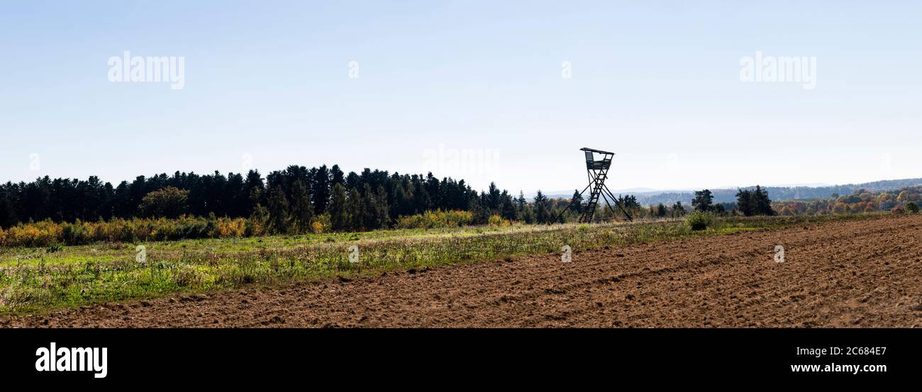 Jagdblindplatz und Pflügefeld, Baden-Württemberg, Deutschland Stockfoto