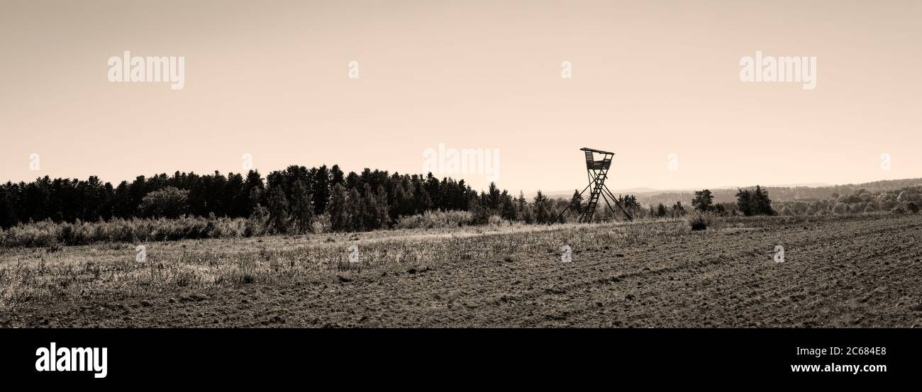 Jagdblindplatz und Pflügefeld, Baden-Württemberg, Deutschland Stockfoto