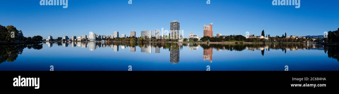 Skyline von Oakland und Lake Merritt mit Reflexionen, Oakland, Kalifornien, USA Stockfoto